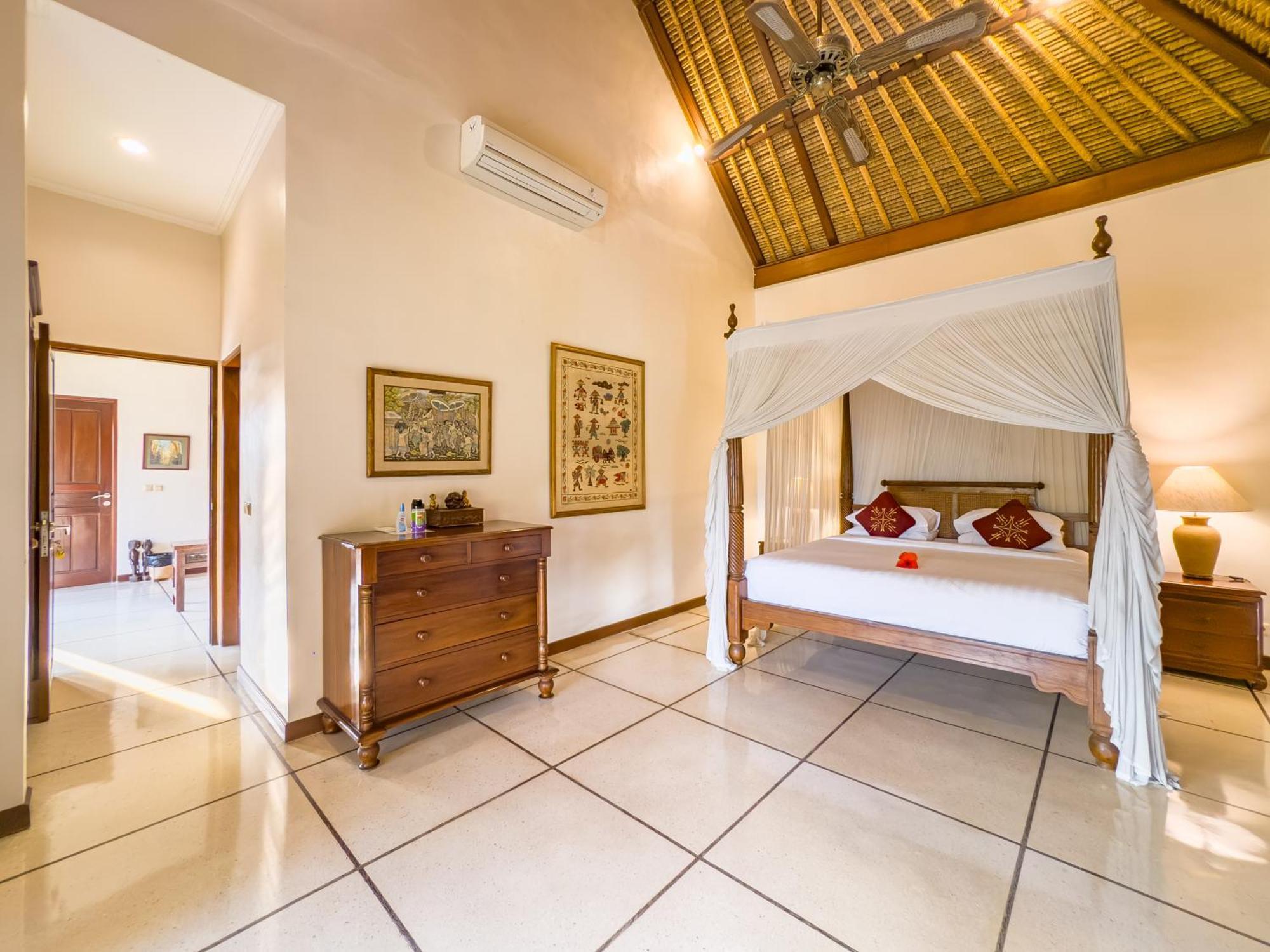 Villa Bugis Kayu Aya Seminyak Rum bild